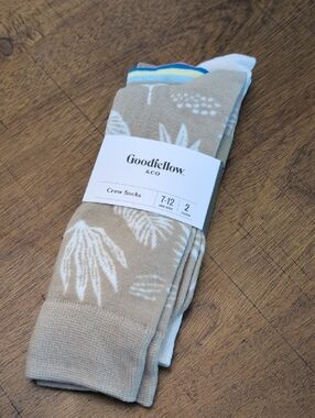 Goodfellow & Co Beige Crew Socks with White Leaf Motif (2-Pack)